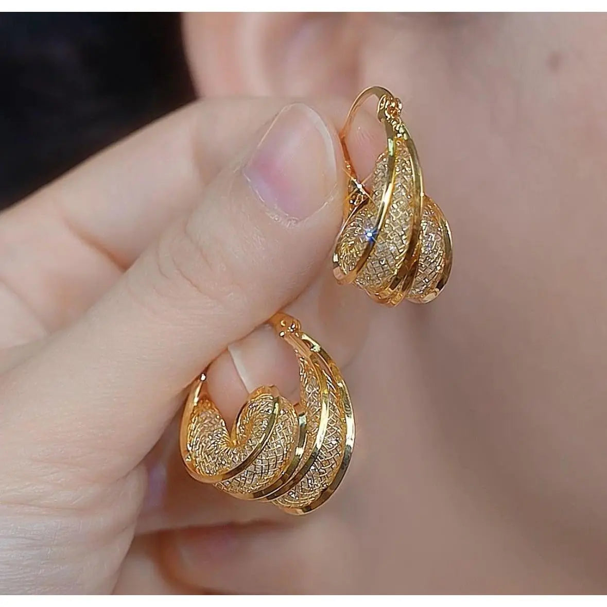 Lisizen Hong Kong Style Luxury Gold Thread Mesh Hoop Earrings, Elegant Interlocking Loop Design, Chic Circle Clip-On Earrings DZEH3595